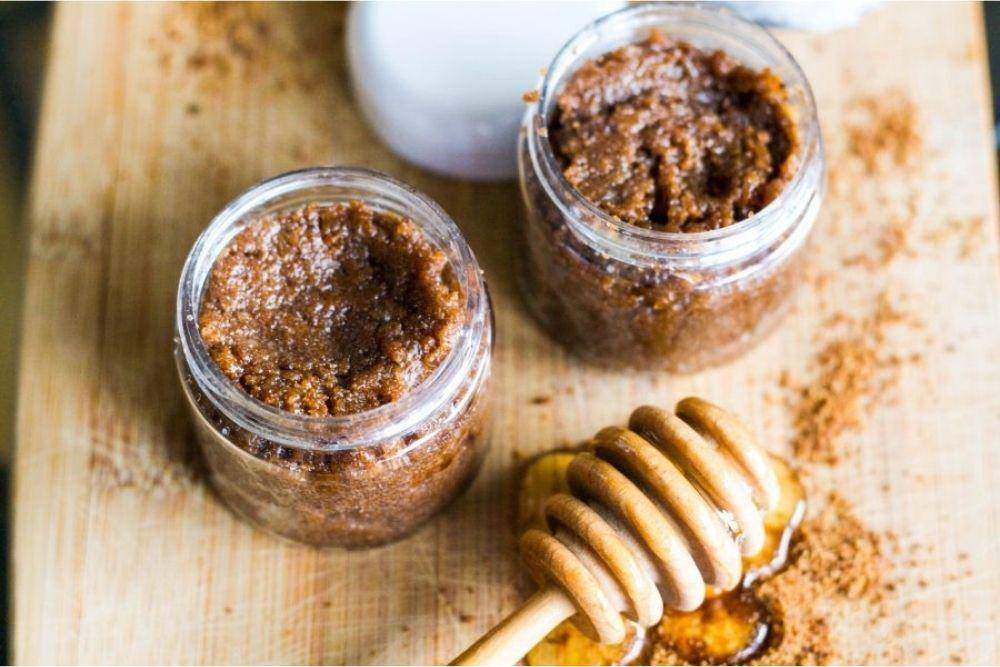 Scrub Alami untuk Mencerahkan Bibir/ 21ninety.com
