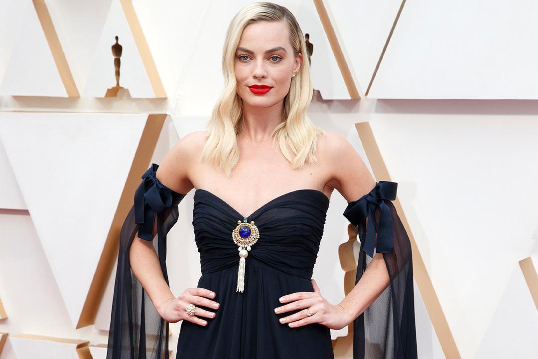 17 Gaya Seleb Hollywood Pakai Gaun 'Jadul' di Karpet Merah