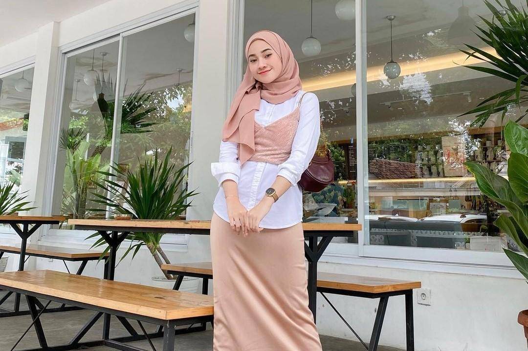 Tips Mix & Match Rok Pensil yang Kembali Tren Perempuan Hijab