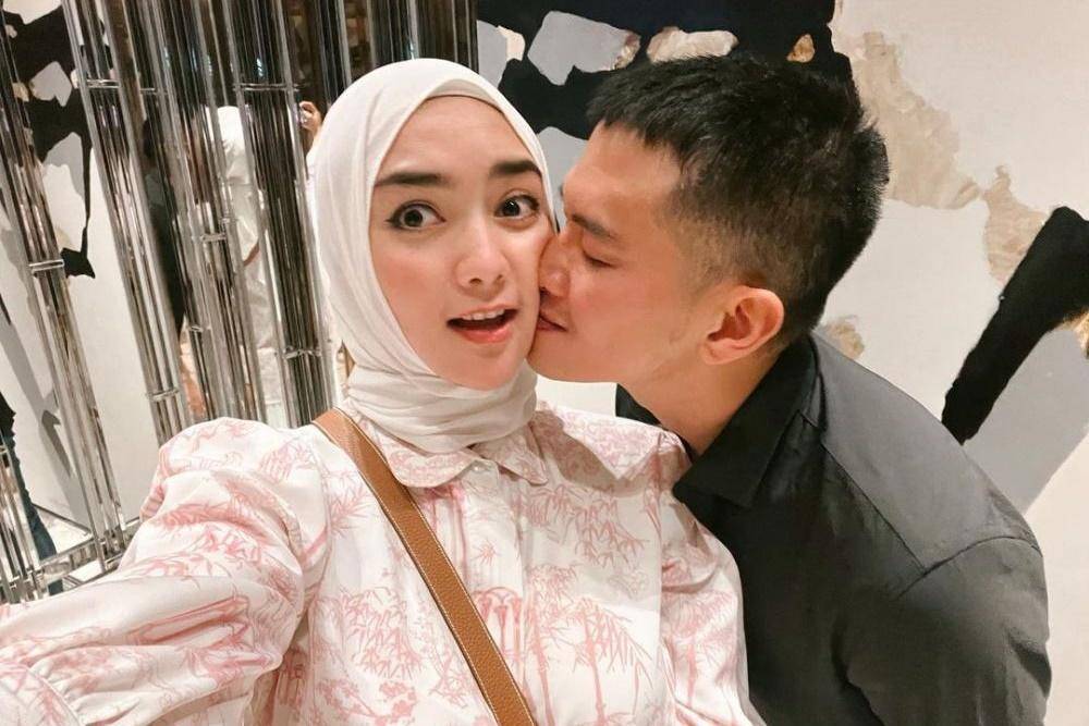 9 Artis Berhijab yang Menikahi Pria Lebih Tua, Langgeng dan Serasi!