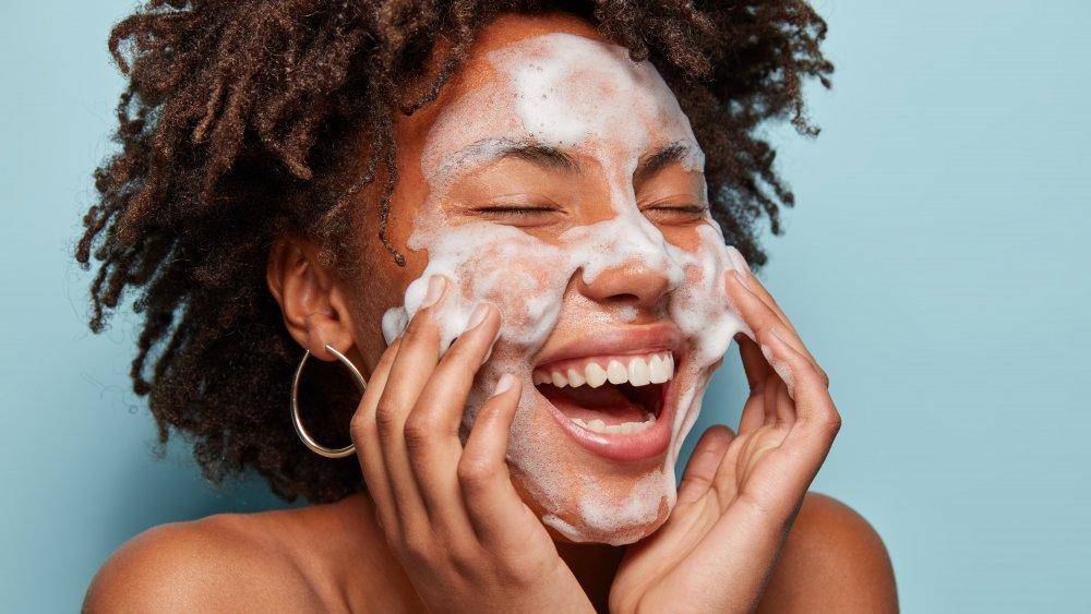 Jangan Asal! Ini 5 Tips Memilih Sabun Muka untuk Kulit Berjerawat