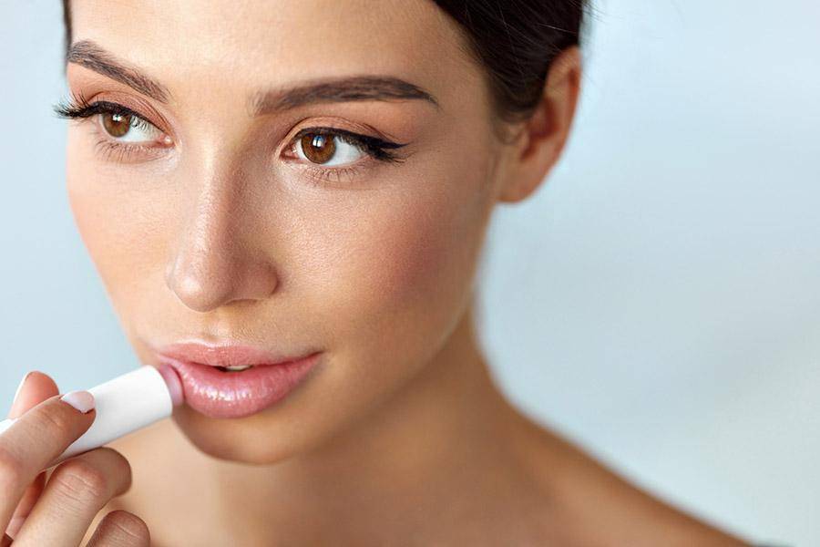 Nggak Cuma untuk Bibir, Ini Kegunaan Lain dari Lip Balm Favoritmu