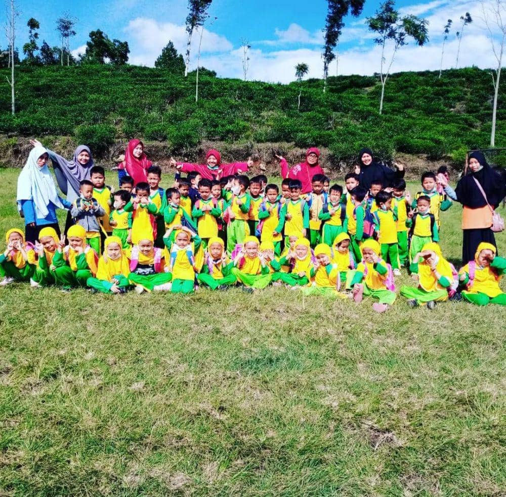 ilustrasi anak-anak belajar di Kebun Teh Jamus (instagram.com/kb.mta_ngrambe)