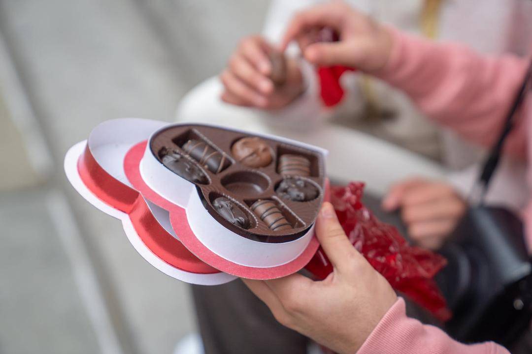 Apa Hukumnya Jika Menerima Cokelat Valentine dalam Islam?