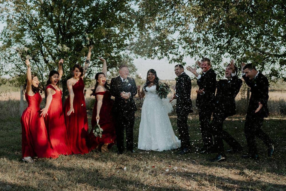 Ilustrasi pengantin dan bridesmaid (unsplash.com/@brittaniburns)
