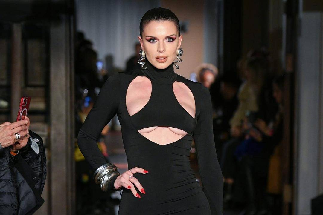 Putus dari Kanye West, Julia Fox Debut di Runway New York Fashion Week