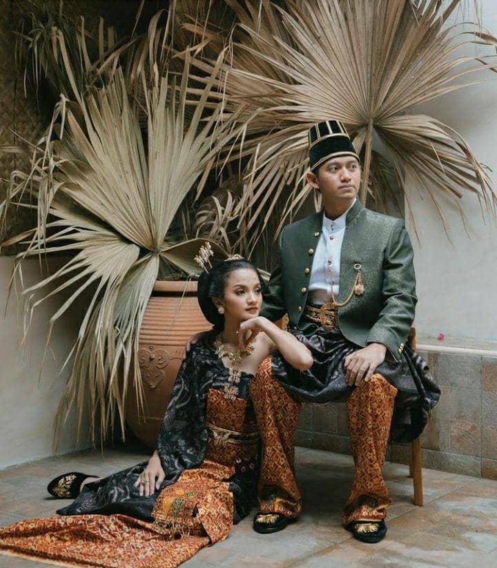 Ilustrasi pria memakai Kuluk dan pasangannya