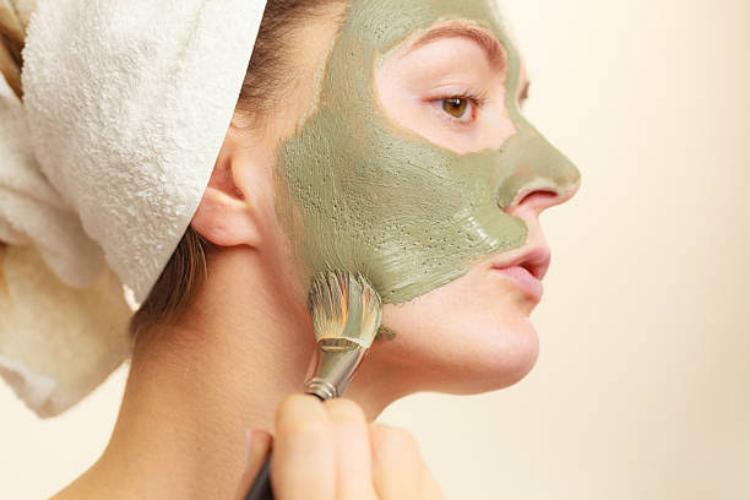 7 Rekomendasi Mugwort Mask yang Bikin Wajah Bebas Jerawat