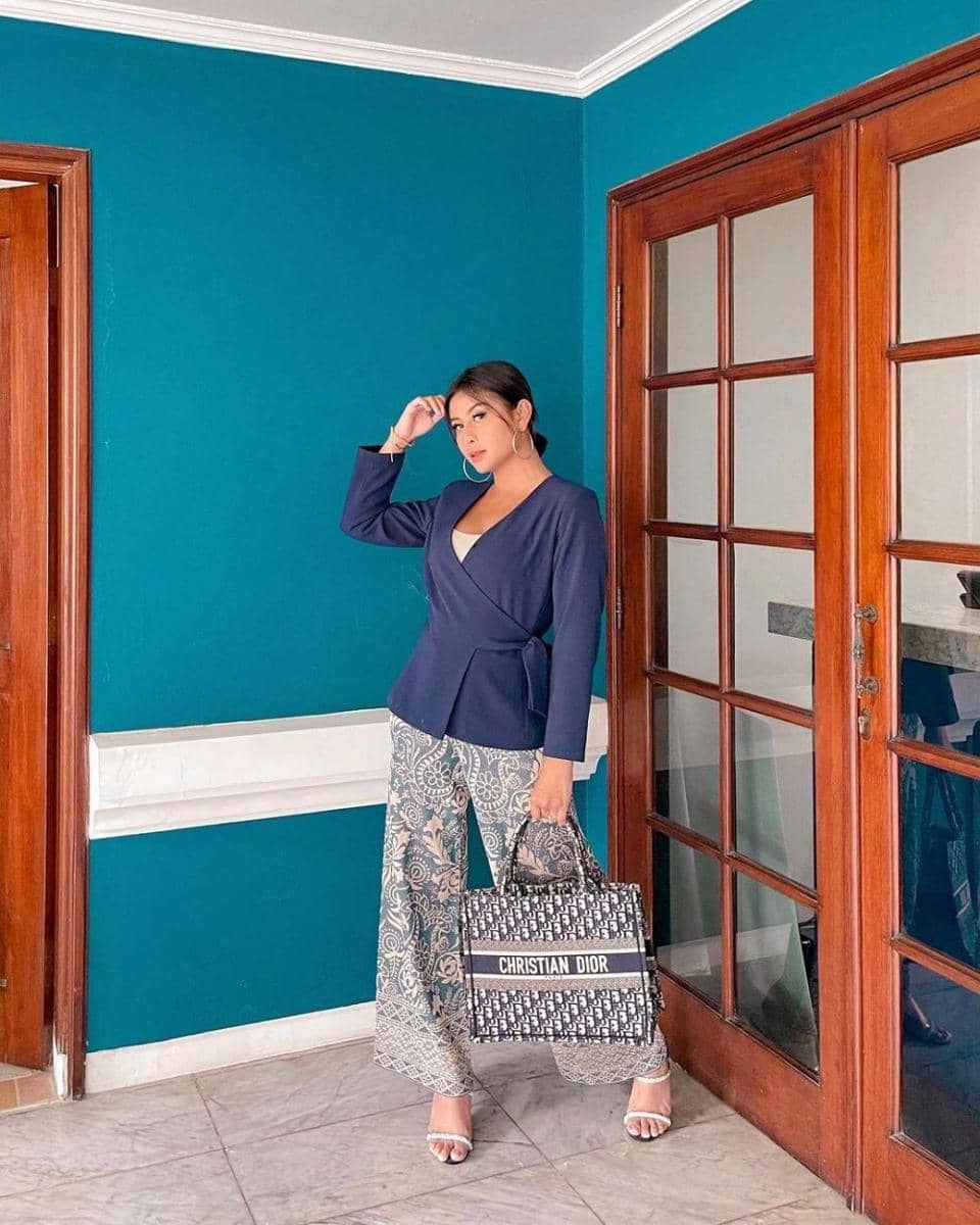 OOTD Batik Awkarin. (instagram.com/awkarin)