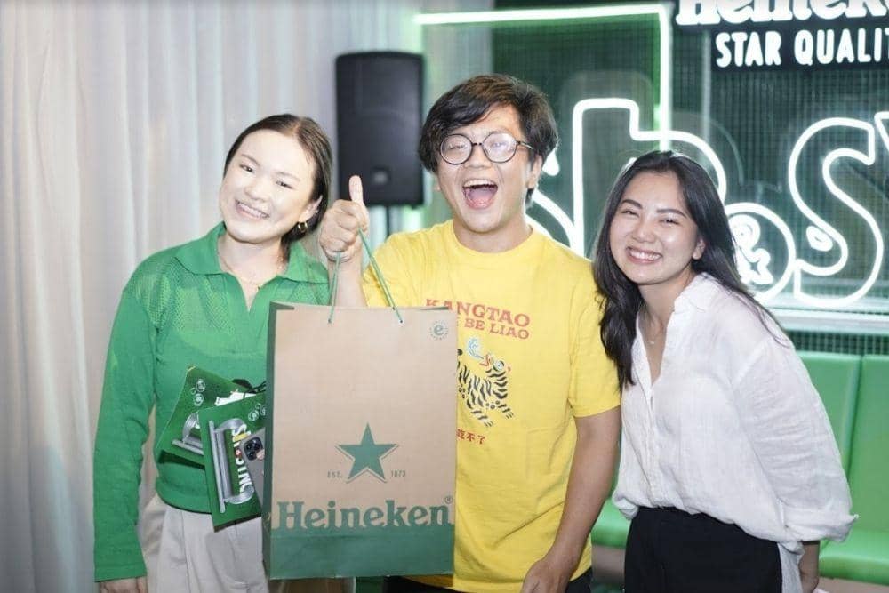 Tya Magdalena dan Cath Halim selaku bintang tamu berpose dengan peserta acara