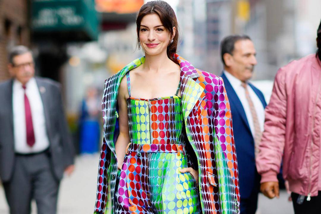 Intip Gaya Terkini Anne Hathaway yang Makin Modis di Usia 39 Tahun