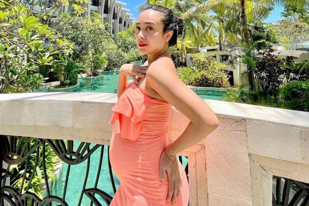 Pamer Baby Bump, Intip Potret Terbaru Dea Ananda yang Makin Seksi 