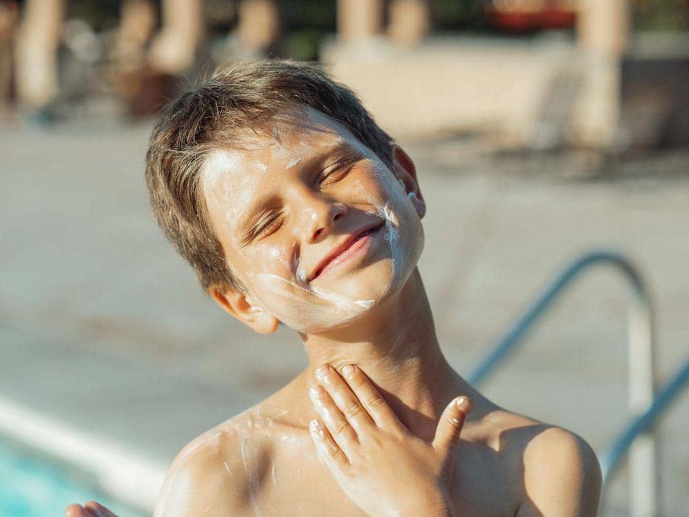 Ilustrasi anak Laki-laki Menggunakan Sunscreen (pexels.com/KindelMedia)