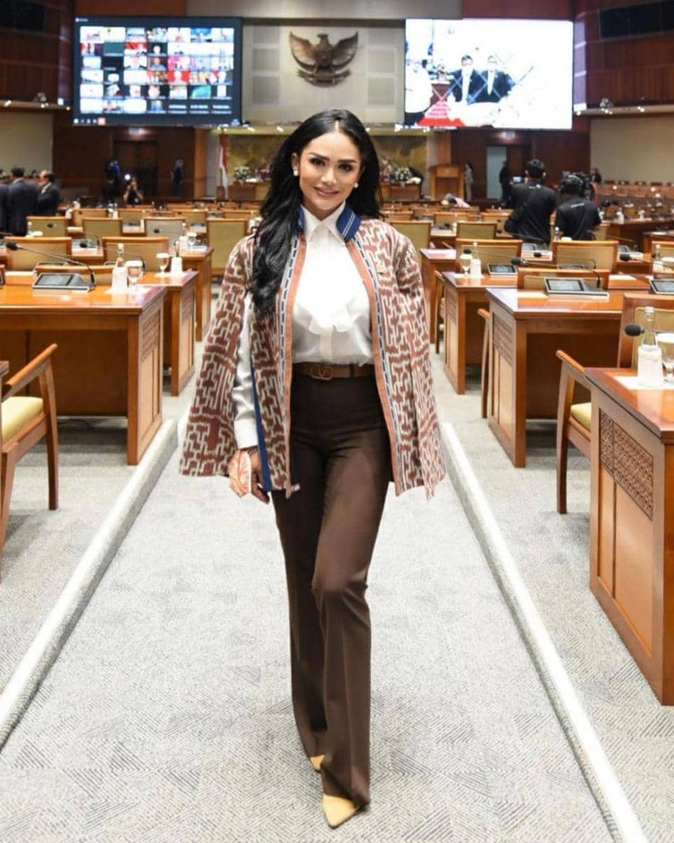 Mengenakan blazer batik (instagram.com/krisdayantilemos)