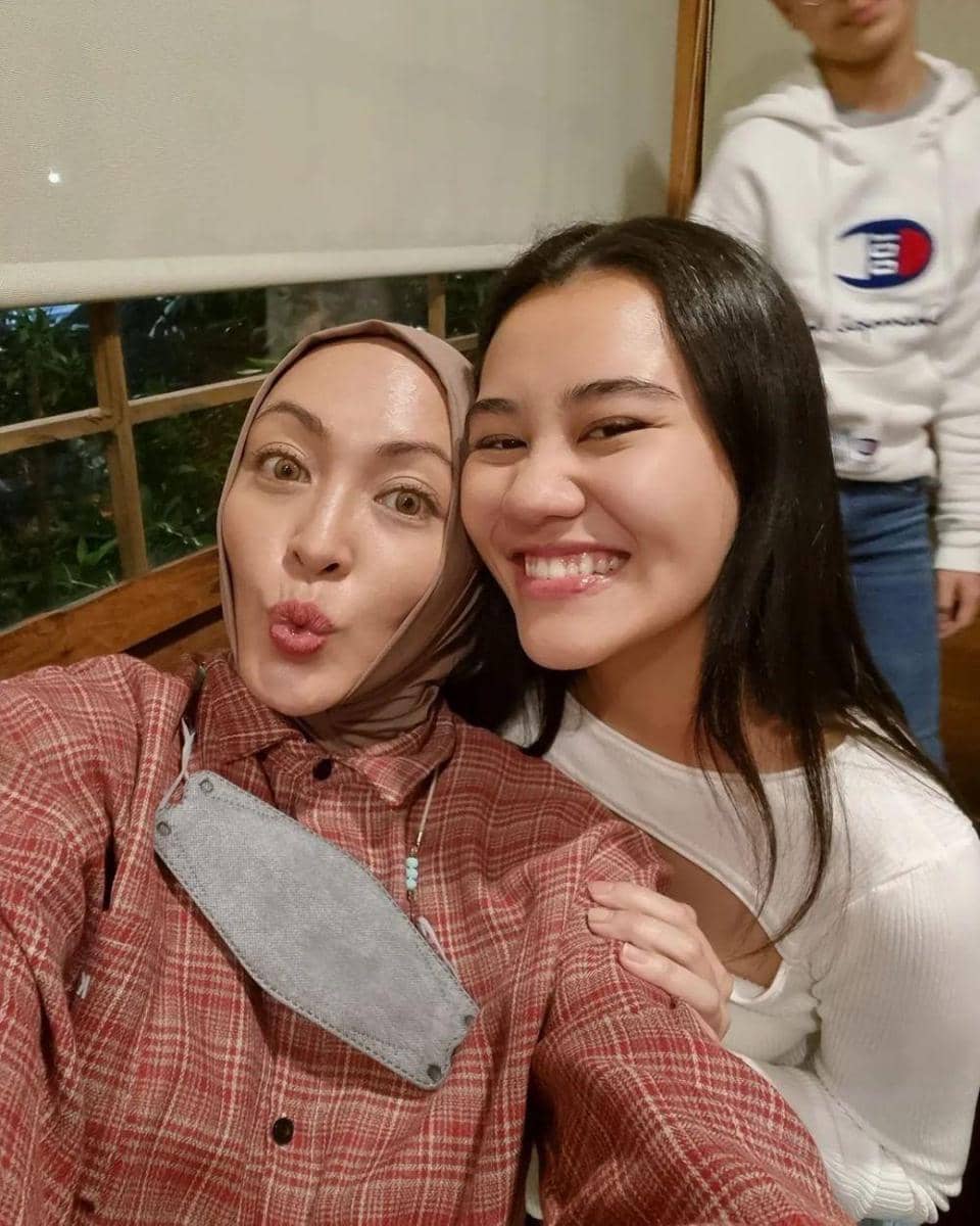 Instagram.com/angelinasondakh09