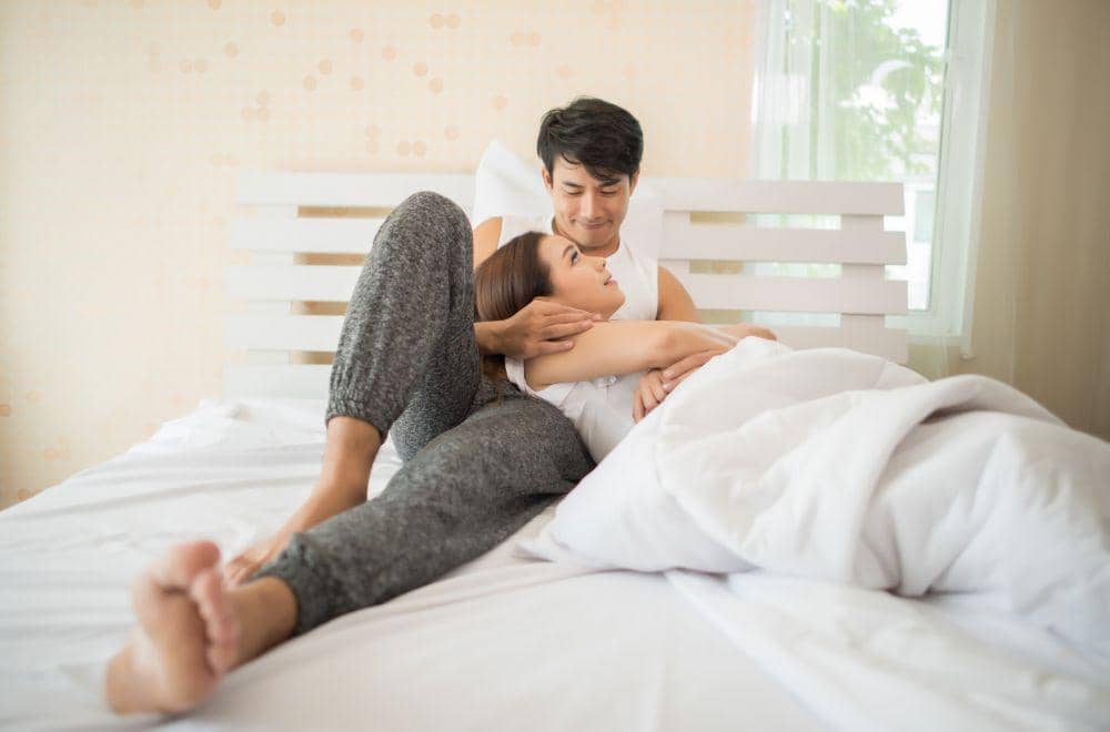 ilustrasi pasangan yang melakukan pillow talk 