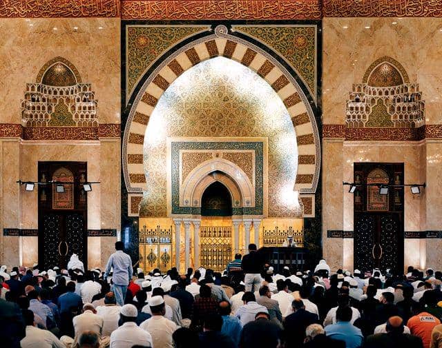 potret jamaah di masjid sedang menunggu waktu salat (unsplash.com/Rumman Amin)