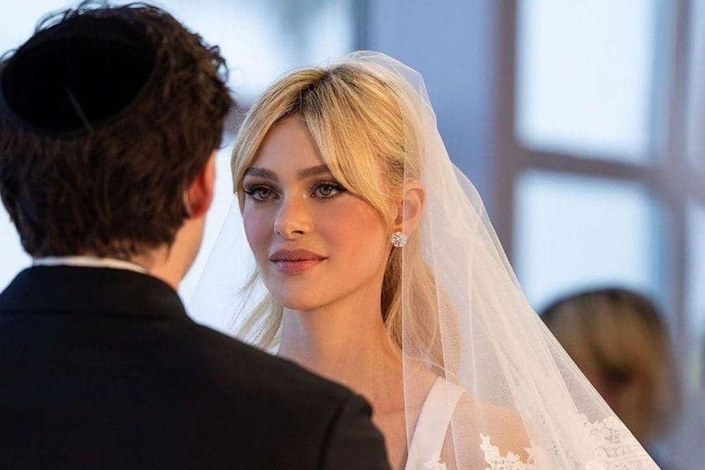 instagram.com/nicolaannepeltz