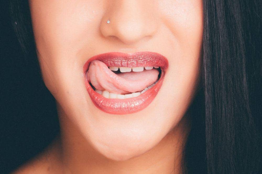 ilustrasi menjilat bibir (pexels.com/Oleg Magni)