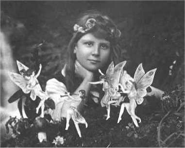 Jepretan pertama Cottingley Fairies (1917) oleh Elsie Wright (wikipedia.org)