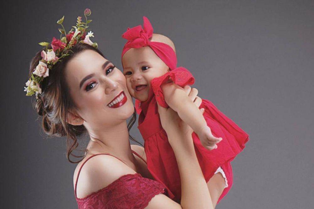 Jadi Single Mom, Ini 9 Potret Hangat Pesinetron Bersama Anaknya
