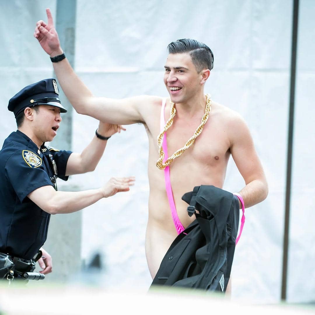 Pria pengganggu bernama Vitalii Sediuk di Met Gala 2014 (WireImage/Michael Stewart via teenvogue.com)