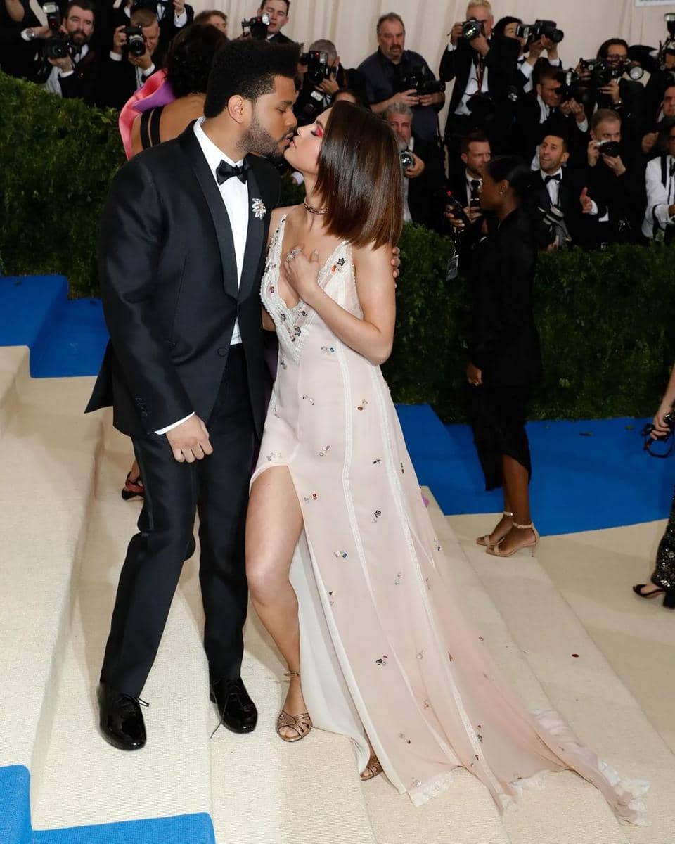 The Weeknd dan Selena Gomez di Met Gala 2017 (FilmMagic/Taylor Hill via teenvogue.com)