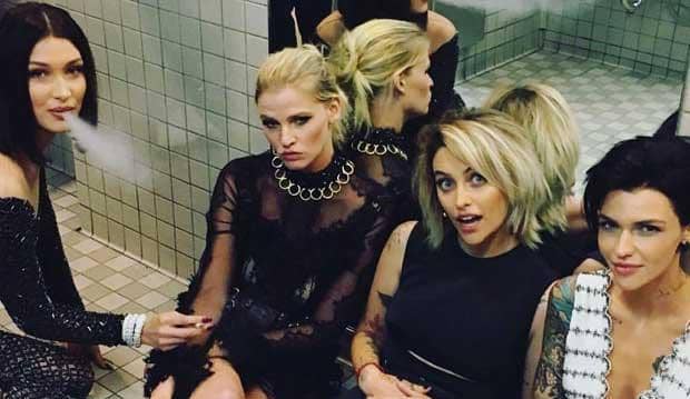 Bella Hadid bersama Lara Stone, Paris Jackson, dan Ruby Rose di Met Gala 2017 (via cumicumi.com)