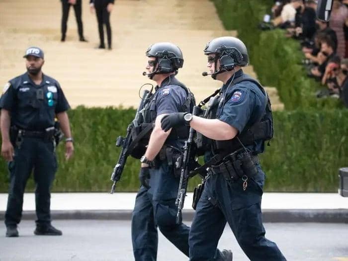 Petugas dari NYPD di Met Gala 2014 (GC Images/Noam Galai via insider.com)