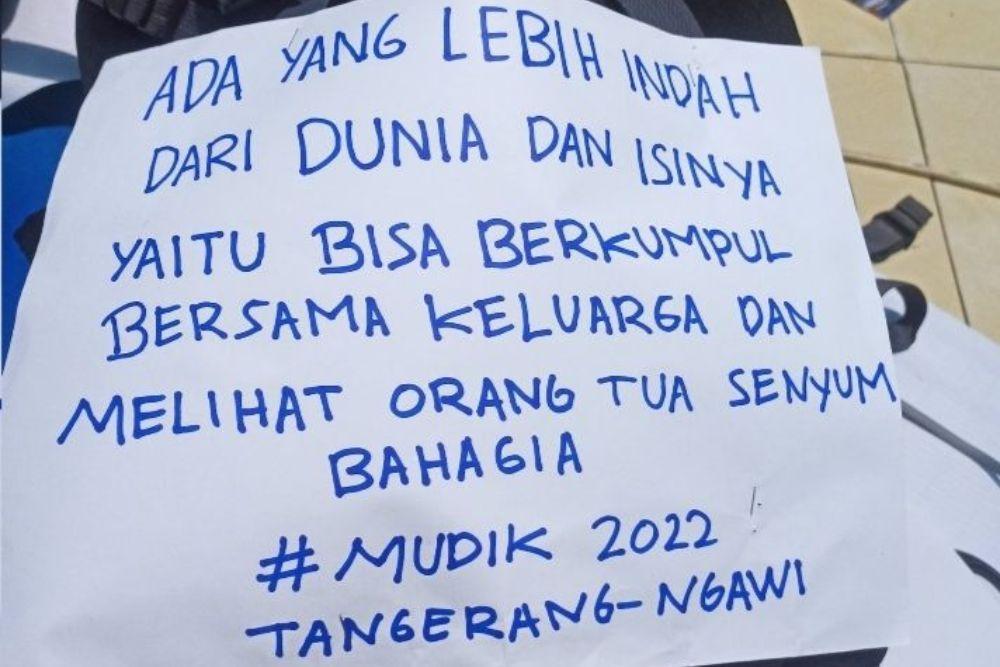 11 Tulisan Kocak dari Pemudik Motor yang Bikin Senyum-Senyum Sendiri