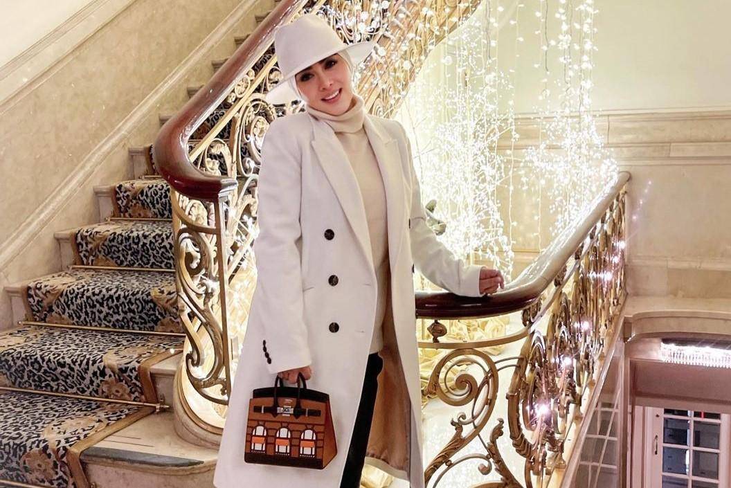 Ide Padu-padan Outfit Hijab Pakai Topi a La Syahrini