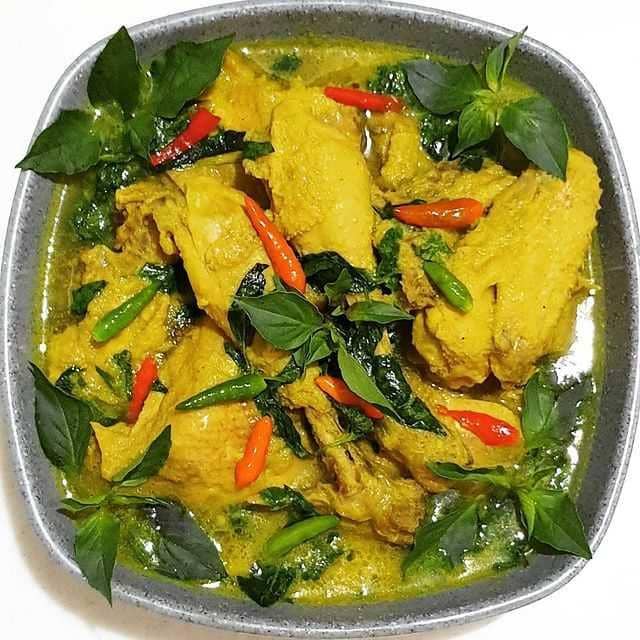 ayam bumbu kuning kemangi (instagram.com/jun.kitchez)