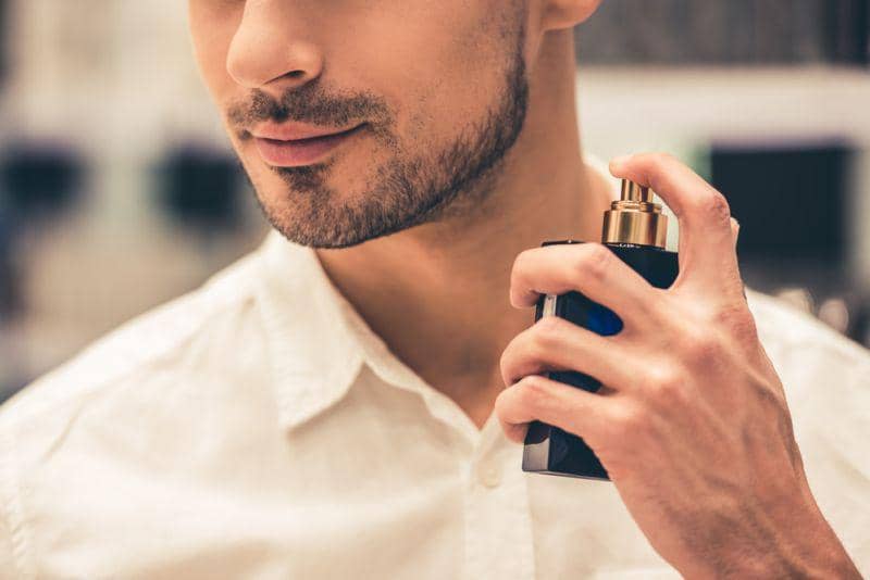 Ilustrasi penyemprotkan parfum Aigner Black