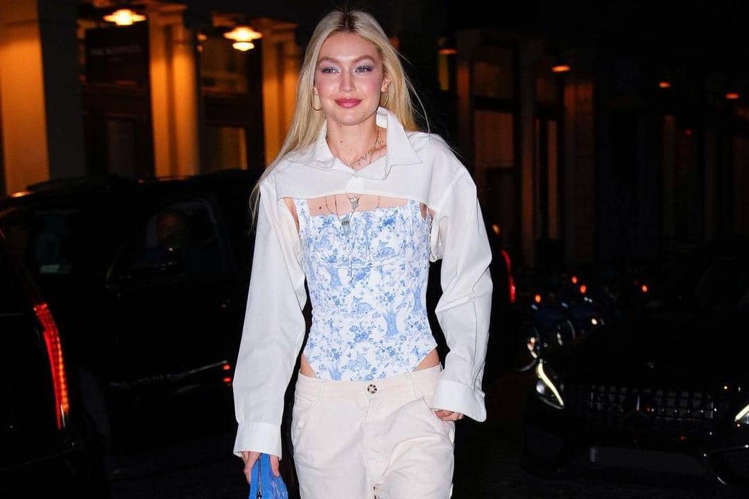 Gigi Hadid Kombinasikan Baju Renang dengan Jeans, Keren!