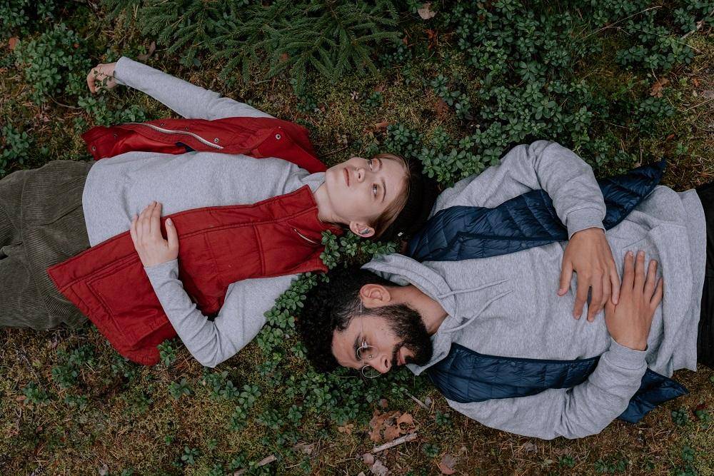Ini 7 Tanda Pasanganmu Sedang Overthinking dalam Hubungan