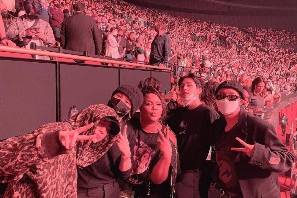 instagram.com/lizzobeeating