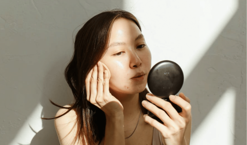 Ilustrasi Bedak untuk Kulit Sensitif dan Berjerawat 