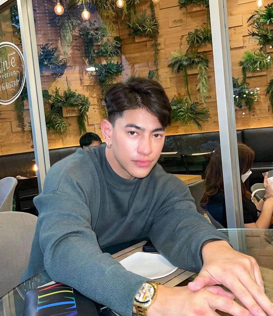 instagram.com/@zeezeez