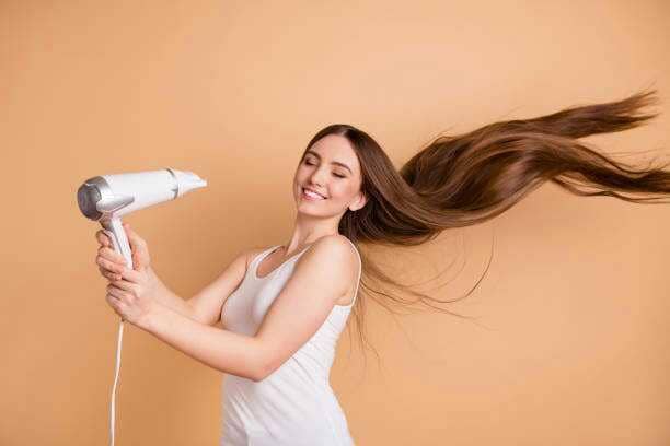 ilustrasi menggunakan hair dryer (istockphoto.com/Deagreez)