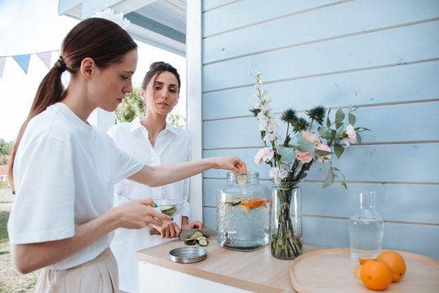 teman perempuan (pexels.com/@Ron Lach)