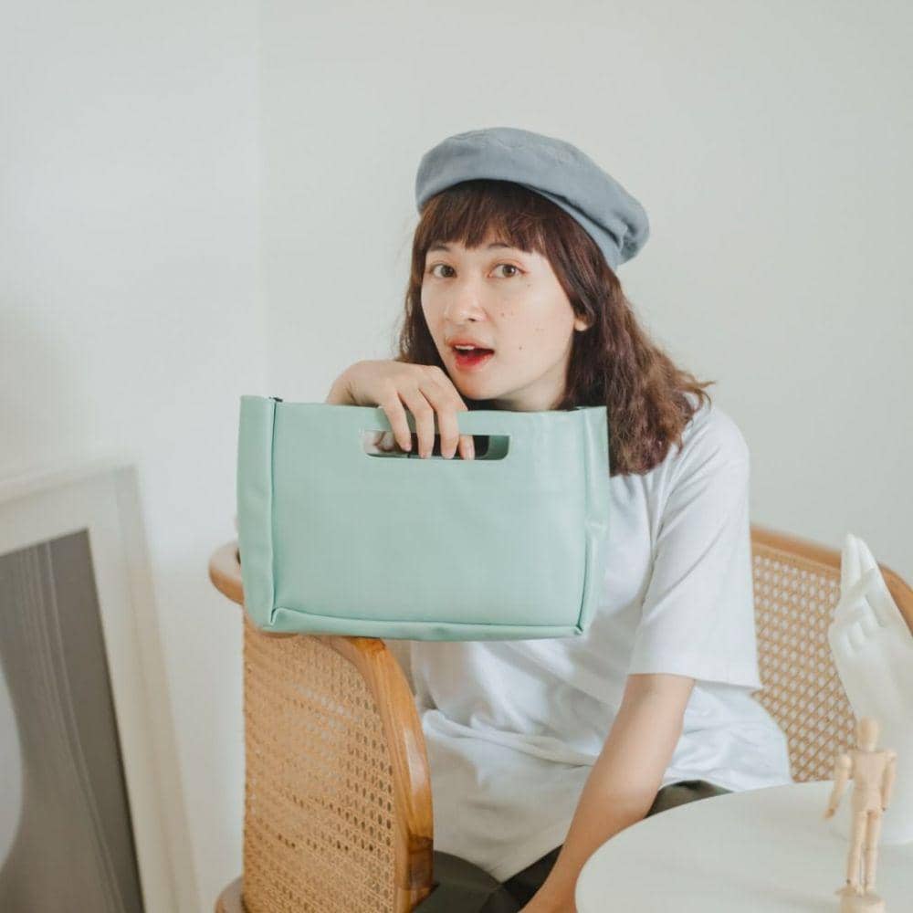 ilustrasi Oversized Clutch