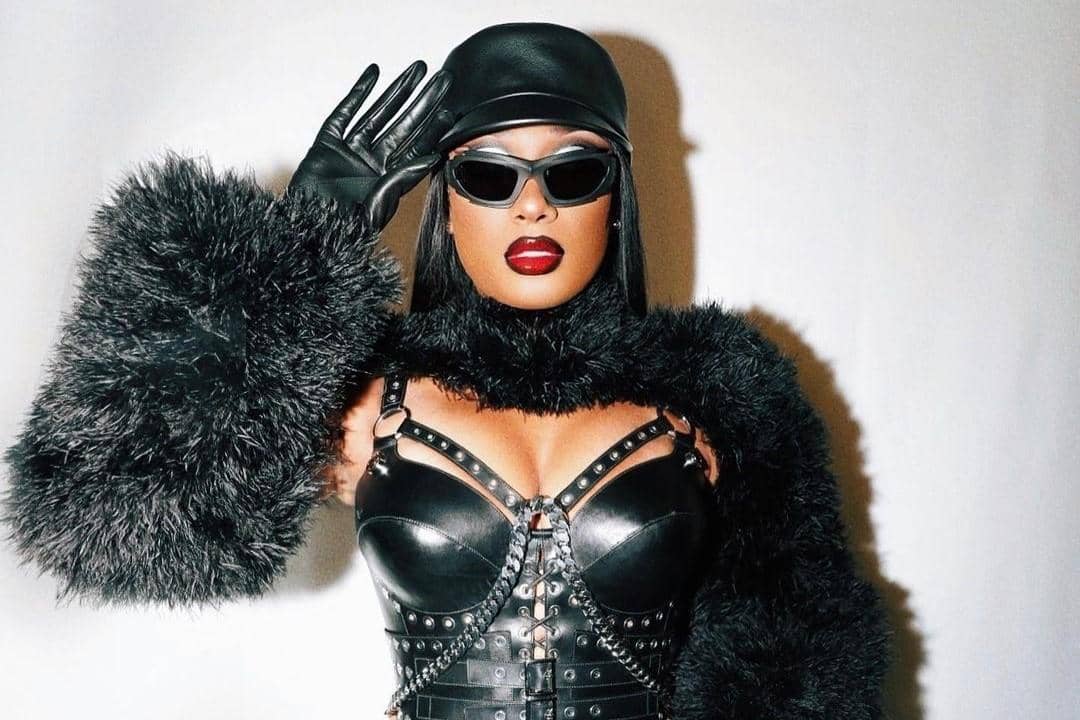 Gaya Seksi Megan Thee Stallion Pakai Kostum Kulit di Festival Musik