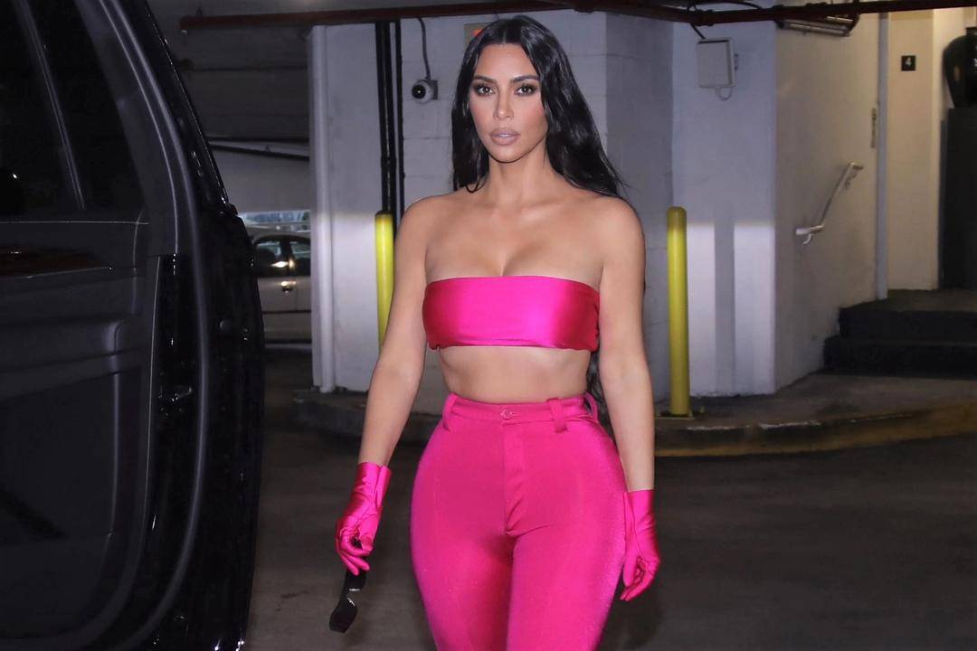 Gaya Nyentrik Kim Kardashian Pakai Outfit Satu Warna di Jalanan