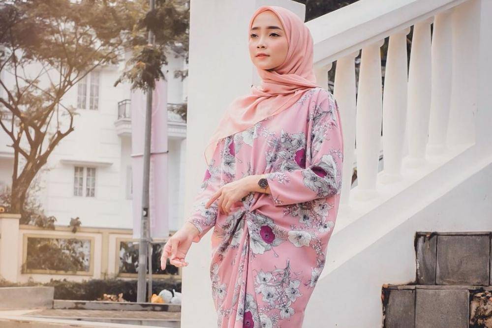 7 Warna Jilbab yang Cocok dengan Baju Pink