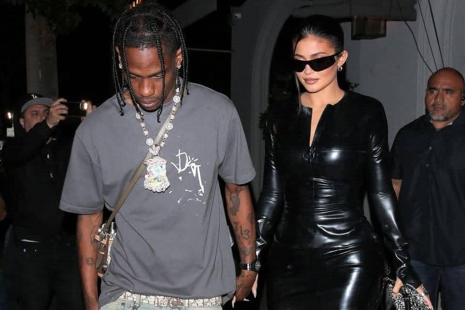Kylie Jenner Pamer Kemesraan dengan Travis Scott Pakai Dress Ketat