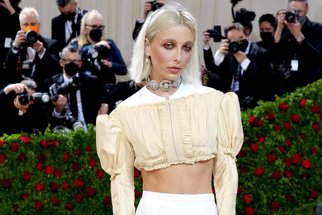 Intip Gaya Emma Chamberlain, Influencer yang Jadi Duta Brand Mewah