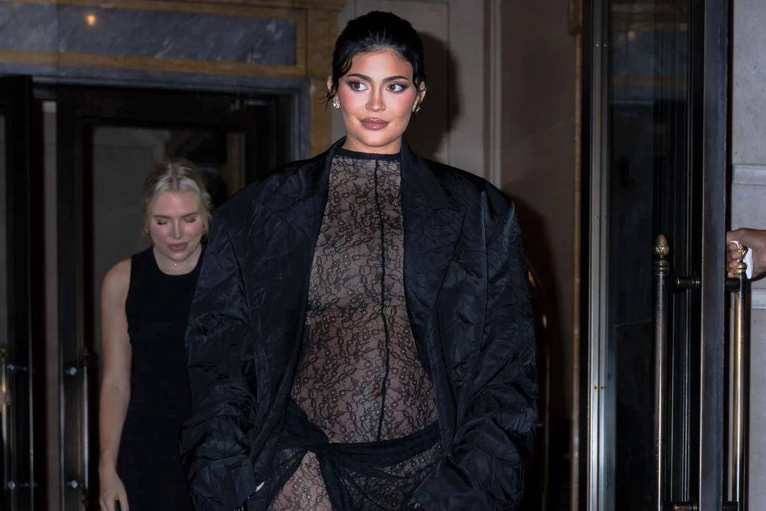 Gaya Seksi Seleb Hollywood Pakai Outfit 'Menerawang' di Jalanan