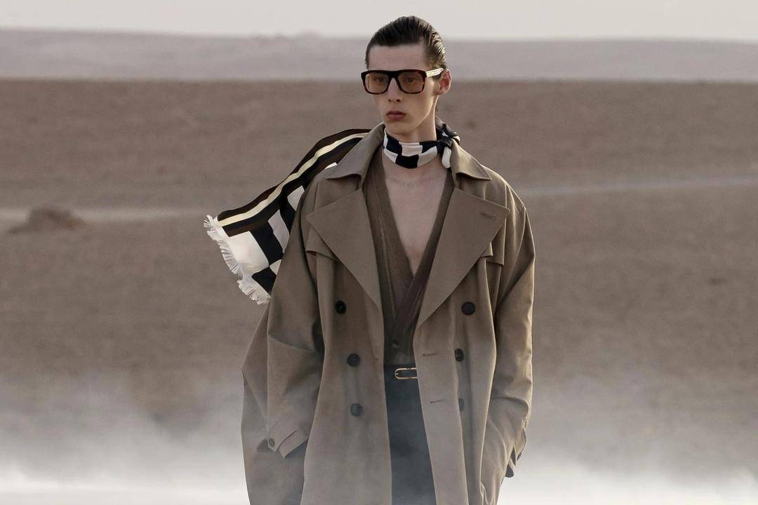 Saint Laurent Tampilkan Koleksi Menswear Spring 2023 di Gurun Maroko