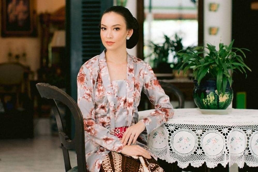 Tiru Gaya Manis Para Artis Memakai Kebaya Katun Motif Bunga