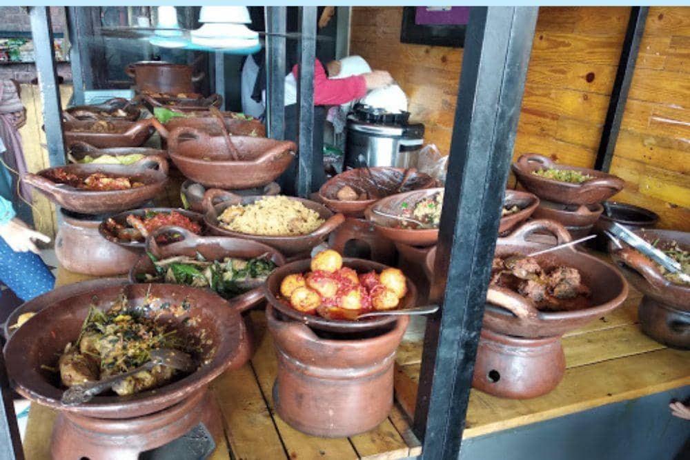 instagram.com/gudeg_yu_narni